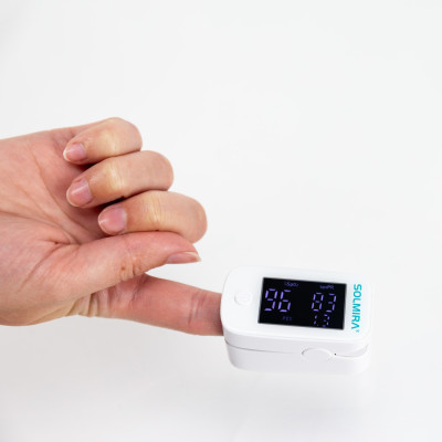 Oxímetro de Pulso de Dedo Blanco 3x3x6cm Solmira Salud 4