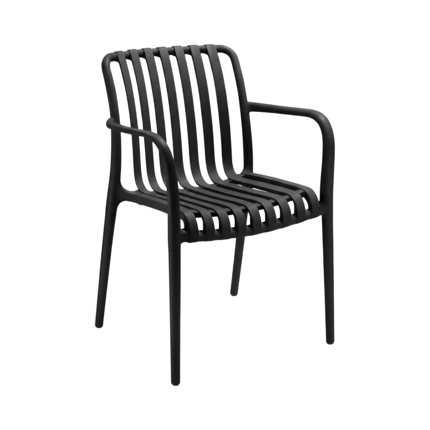 Silla apilable de exterior con reposabrazos, hecha de polipropileno en color negro, con un diseño de lamas verticales en el resp