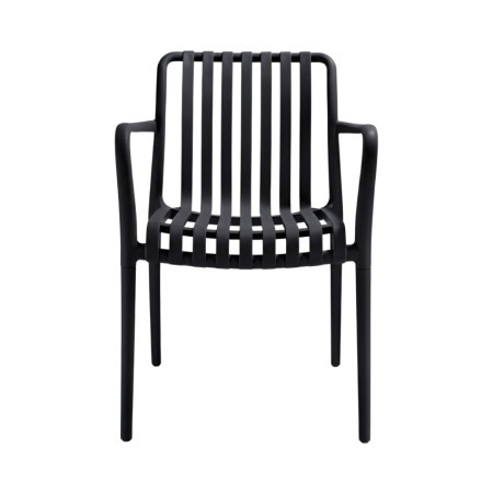 Silla negra de exterior con diseño de barras verticales en el respaldo y asiento. Tiene reposabrazos y está hecha de polipropile