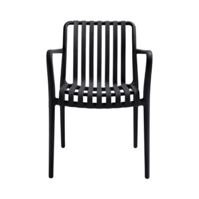 Silla negra de exterior con diseño de barras verticales en el respaldo y asiento. Tiene reposabrazos y está hecha de polipropile