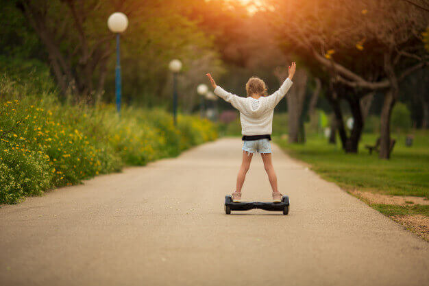 niña en hoverboard