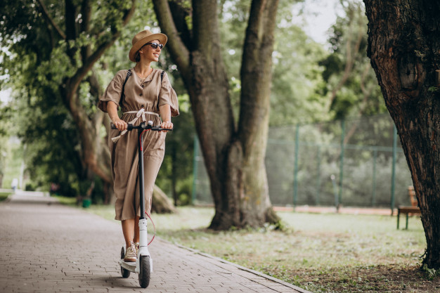 mamá en patinete eléctrico
