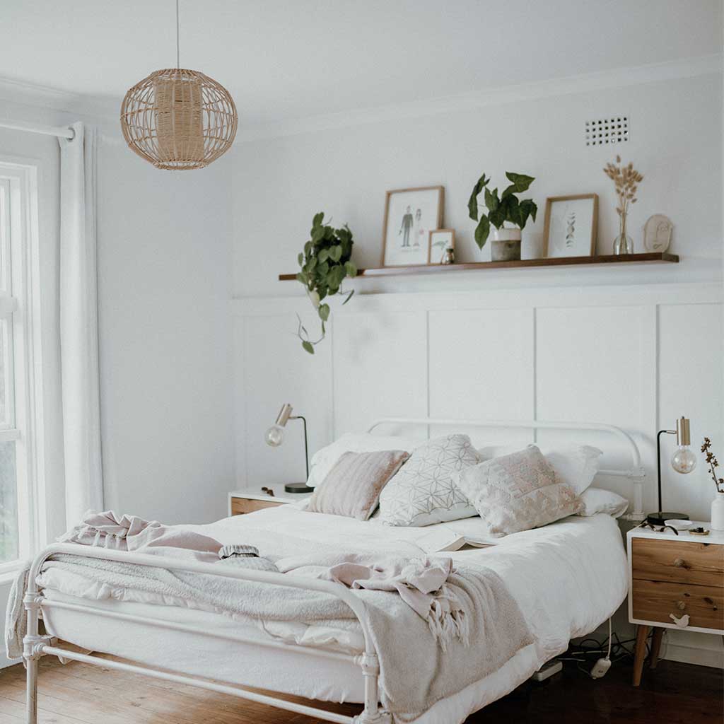 Dormitorio pequeño en colores claros