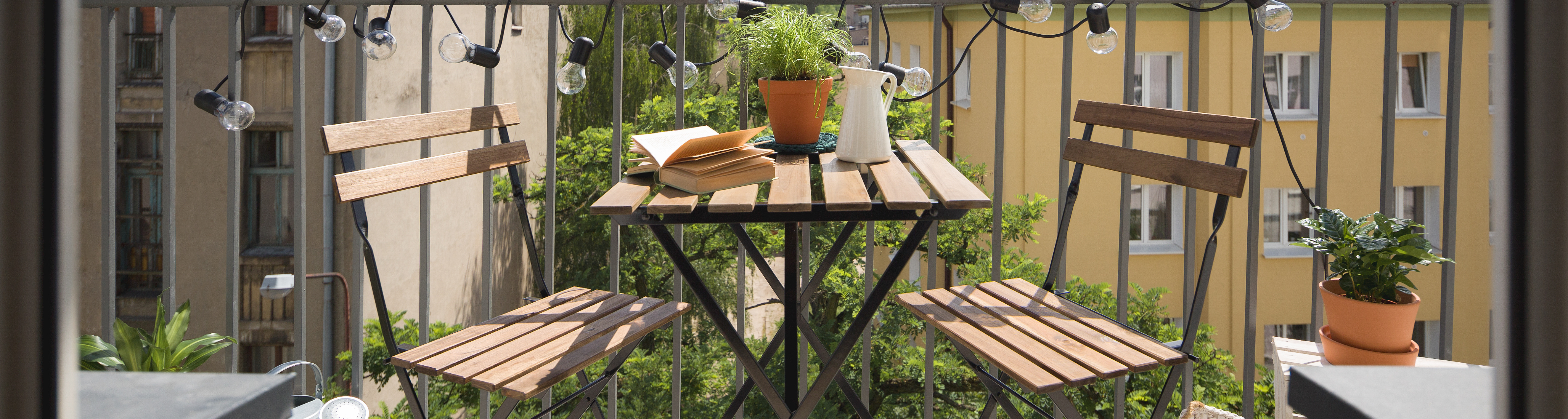 Consejos para escoger los muebles perfectos para una terraza pequeña y  ahorrar espacio.