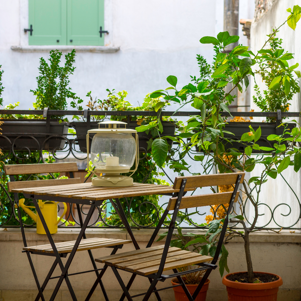 Consejos para escoger los muebles perfectos para una terraza pequeña y  ahorrar espacio.