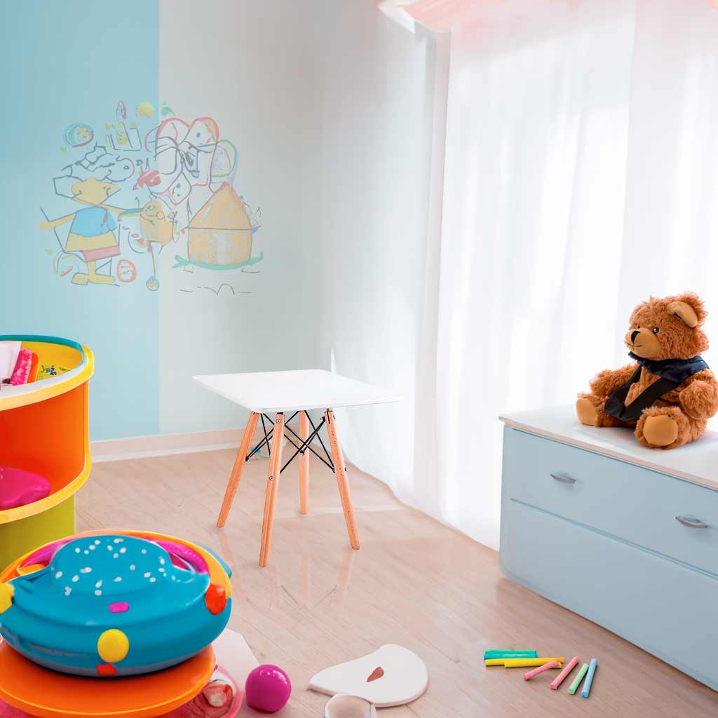 Habitación infantil con decoración de varios colores.
